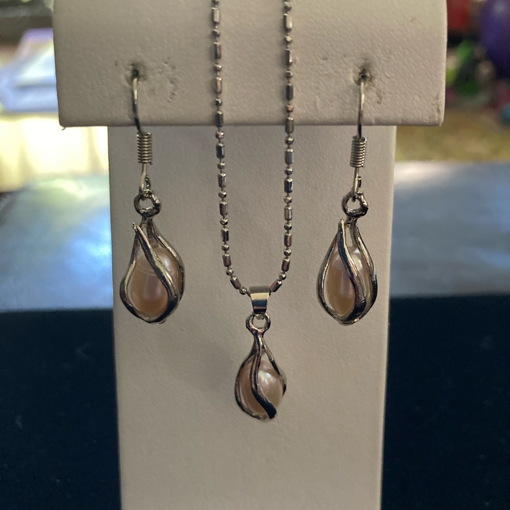 2pc set Freshwater Pearls encased in twisted Silvertone cage Necklace & earrings